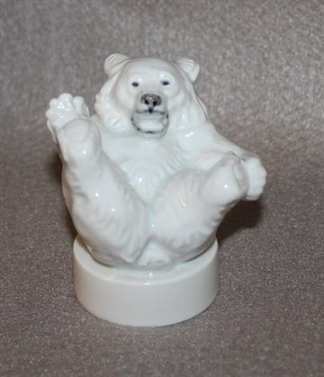 Liggende Isbjørn på sokkel
