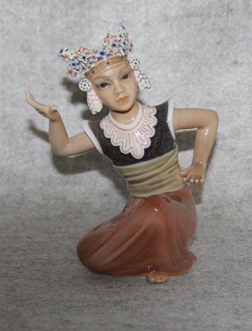 Orientalsk danserinde figur, Monuia