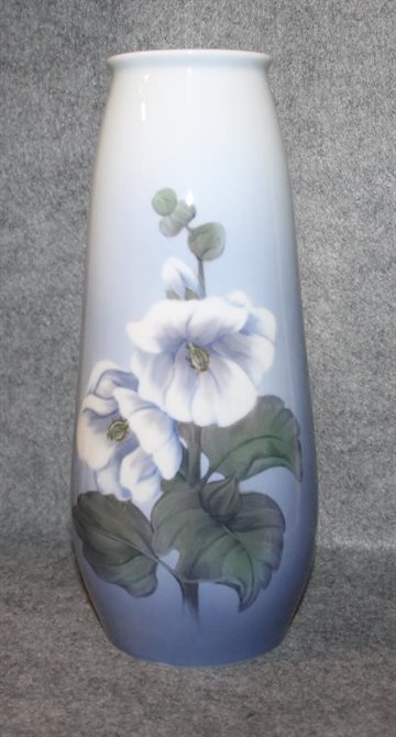 Vase med hvide blomster 