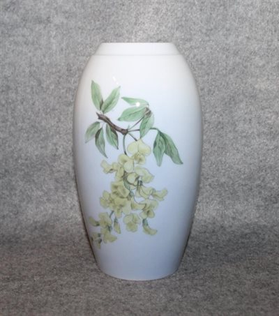 Vase med gren og blomster  