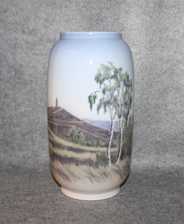 Vase med landskab og birketræer 