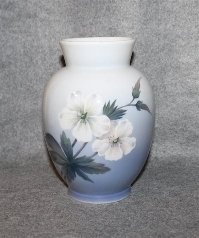 Vase med hvide blomster  