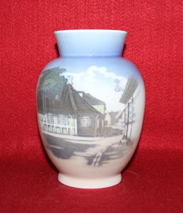 Vase med motiv af H.C. Andersens barndomshjem