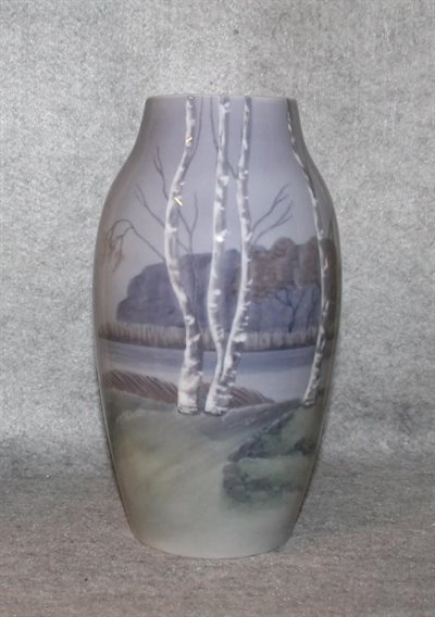 Vase med landskab og birketræer 