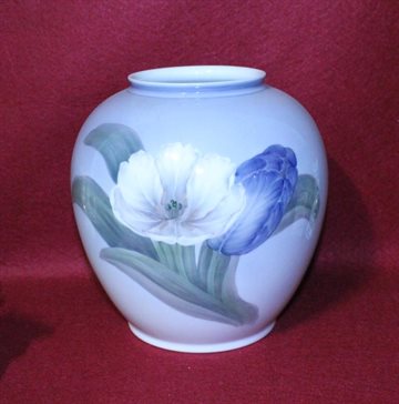 Stor vase med blomster og sommerfugle