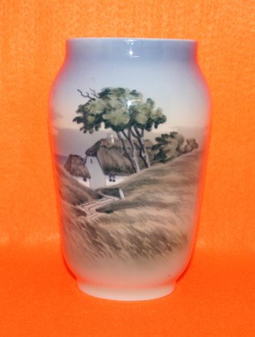 Vase med motiv af gård med træer