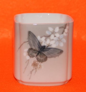 Vase med sommerfugl