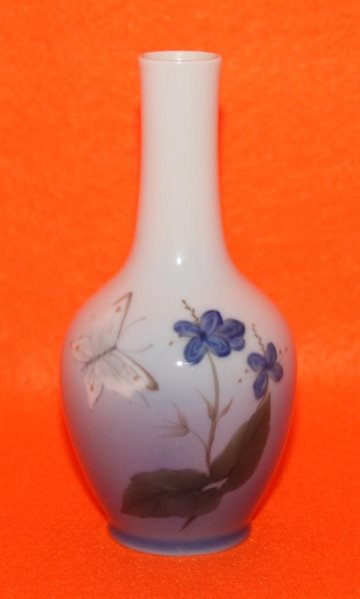 Vase med sommerfugl