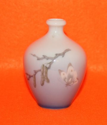 Vase med motiv af sommerfugl og birkegren