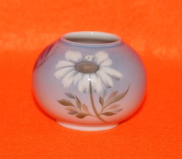 Vase med sommerfugl  og blomst