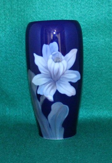 Flot blå vase med blomster motiv