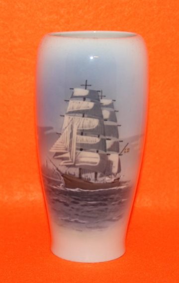 Vase med motiv af skib