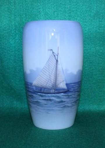 Vase med motiv af sejlskib 
