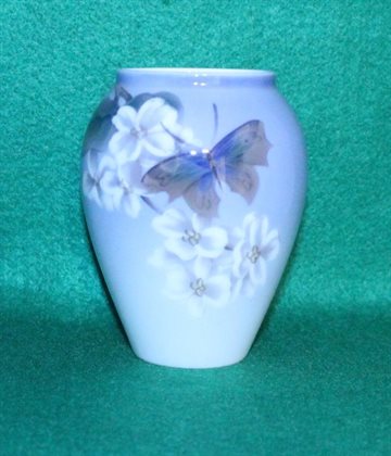 Lille vase med Blomster og sommerfugl