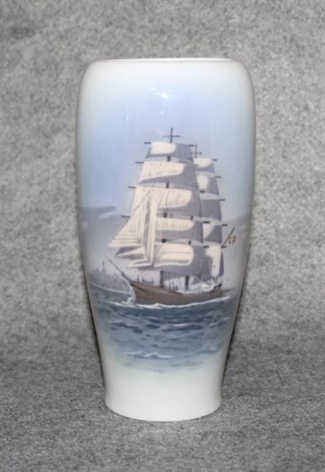 Vase med motiv af skib 