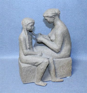 Mor fletter hår på sit barn. Bing & Grøndahl figur af uglaseret stentøj Design: Tove Olafsson   ​​​​​​​1.Sortering