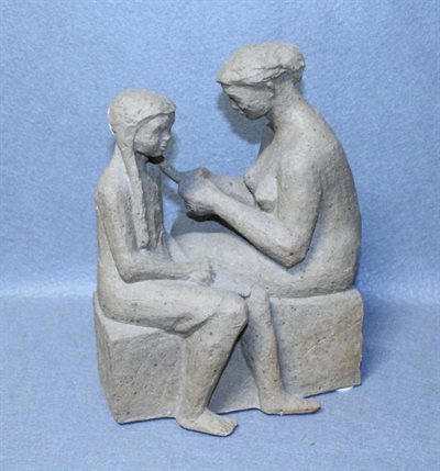 Mor fletter hår på sit barn. Bing & Grøndahl figur af uglaseret stentøj Design: Tove Olafsson   ​​​​​​​1.Sortering
