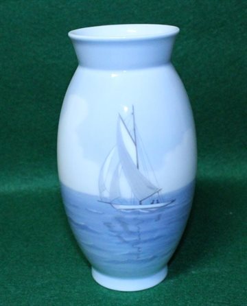 Vase med motiv af skib