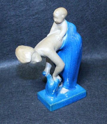 Kvinde med barn på ryggen