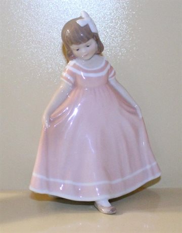 Dansende pige i lyserød kjole