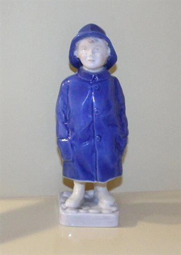 Dreng iført regnfrakke