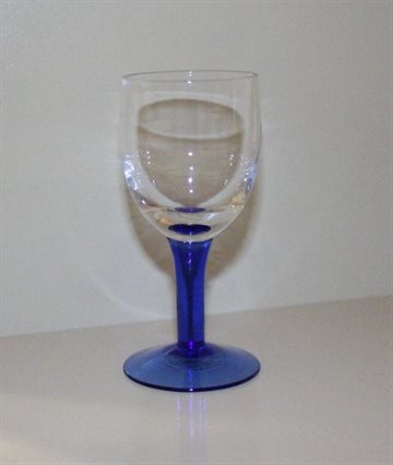 Glas på blå fod