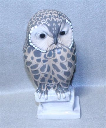 Stor ugle på sokkel