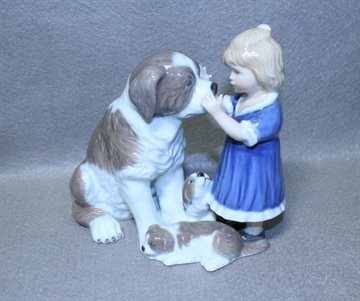 Pige med Sanktbernhardshund