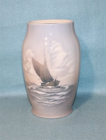 Vase dekoreret med et Sejlskib.