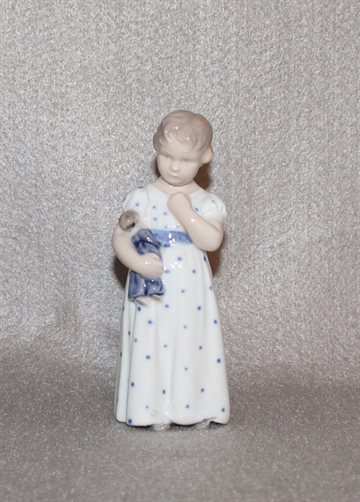 Mary Stående pige med sin dukke   