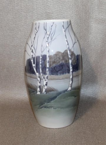 Vase med landskab og birketræer 