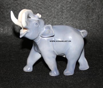 Elefant med løftet snabel 