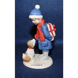 Dreng med pakke og hund