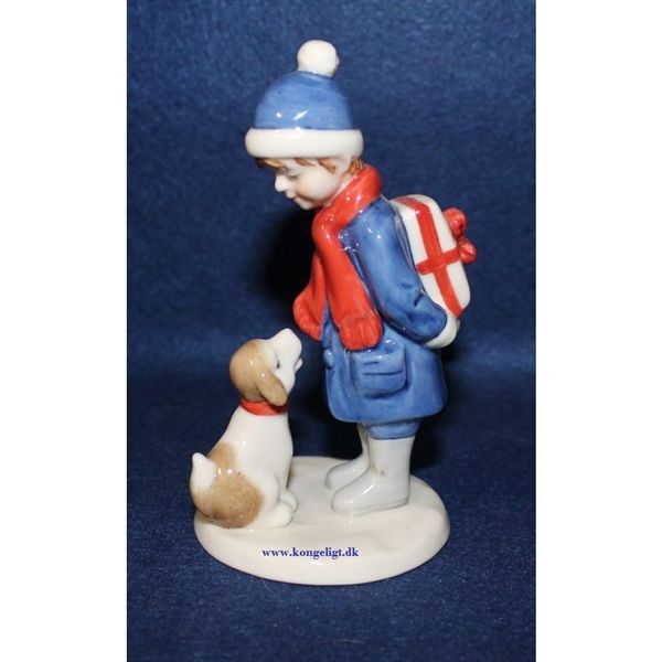 Dreng med pakke og hund