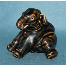 Elefant unge siddende       
