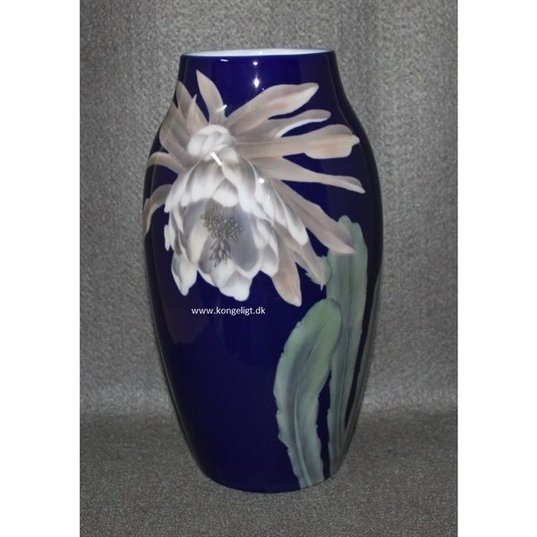 Flot vase i blå med blomster