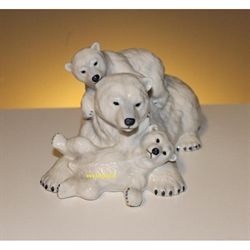 Isbjørnemor med unger