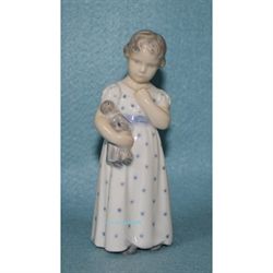 Stående pige med dukke       