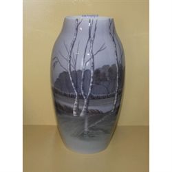 Vase med landskab og birketræer