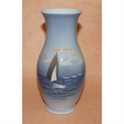 Vase med motiv af skib